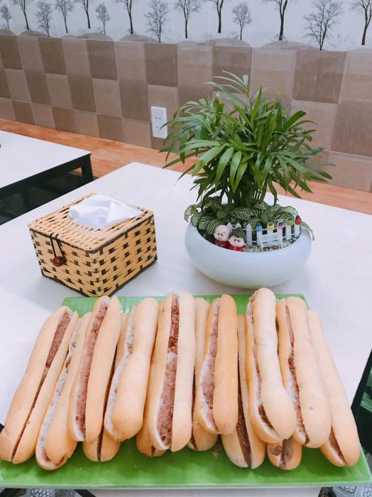 Hình ảnh ấn tượng No.195 Chè Thái & Bánh Mì Cay - Tinh hoa ẩm thực phố Cảng