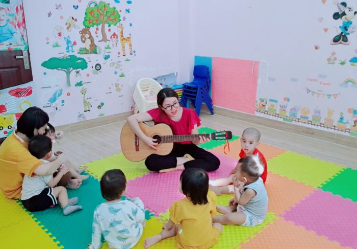 Khuôn viên xanh mát với sân chơi ngoài trời
