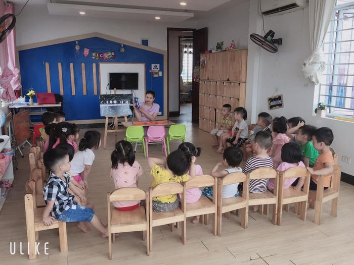 Hình ảnh khuôn viên xanh mát và các hoạt động vui chơi tại Trường Mầm Non Họa Mi