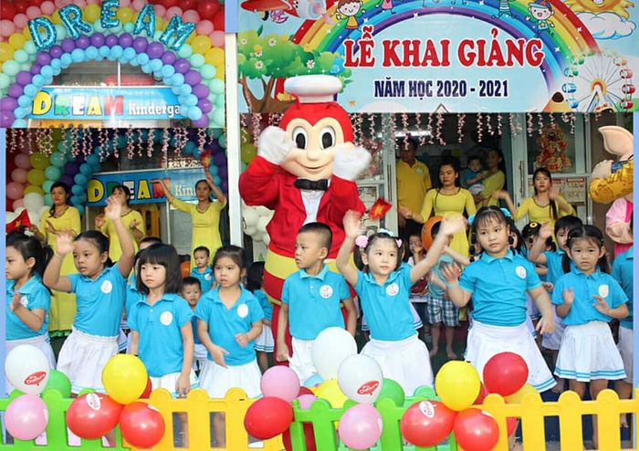 Khuôn viên xanh mát với vườn thực nghiệm sinh động