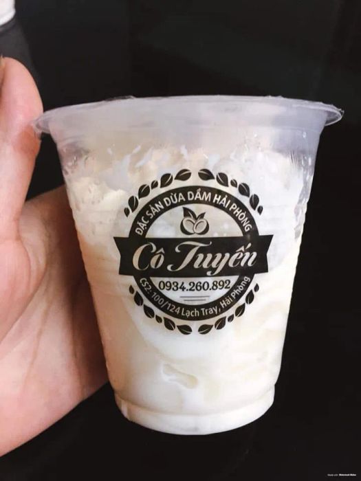 Hình ảnh những cốc dừa dầm thơm ngon tại quán Cô Tuyến