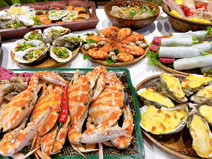 Hình ảnh quầy buffet hải sản phong phú tại Bay Seafood Buffet