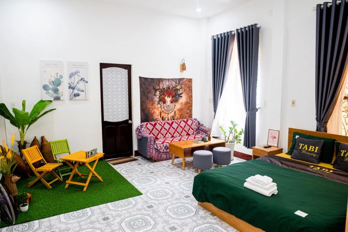 Ảnh 3: Tabi Homestay Huế - Góc sân vườn ấm áp với những bộ bàn ghế gỗ, không gian lý tưởng để giao lưu cùng bạn bè và thưởng thức hương vị địa phương.