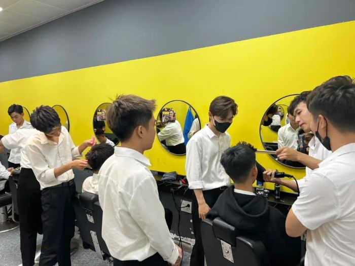 Học viên thực hành kỹ thuật cắt tóc tại 30Shine Academy