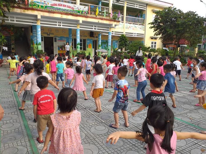 Hình ảnh khuôn viên xanh mát tại Trường mầm non Xuân Dục