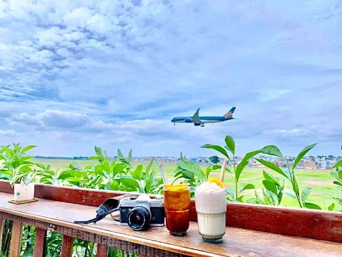 View đồng cỏ xanh mướt tại Phen's Coffee