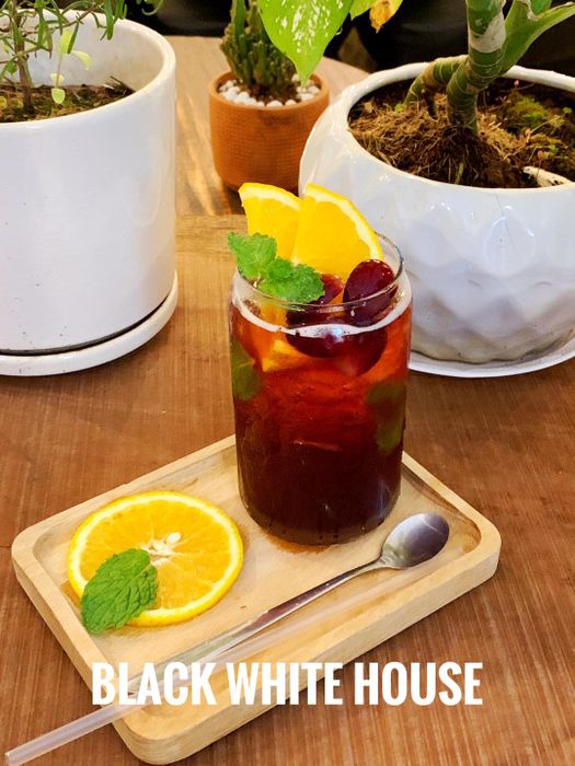 Black White House Coffee & Tea - Không gian sống ảo đầy nghệ thuật