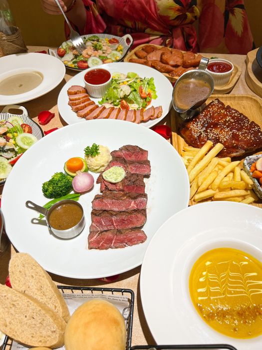 Những món steak và pasta hảo hạng được trình bày tinh tế tại Joy House