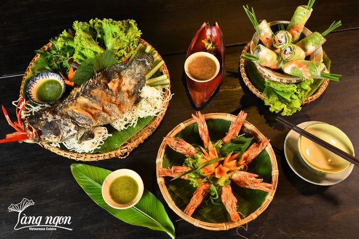 Không gian ấm cúng tại Làng Ngon - Vietnamese Cuisine & Seafood Restaurant
