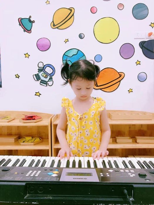 Hình ảnh sân chơi ngoài trời đầy màu sắc tại Trường mầm non Mặt Trời Xanh