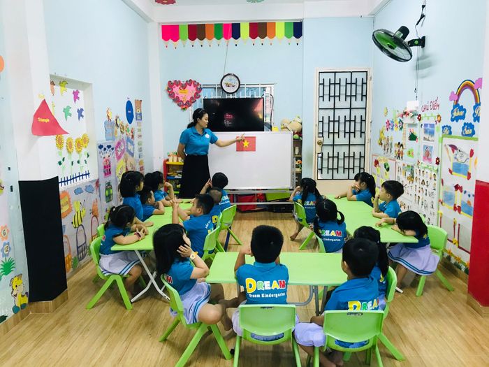 Giờ học bơi lội phát triển thể chất toàn diện