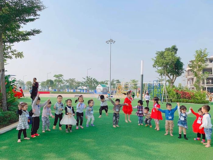 Hình ảnh các hoạt động học tập sáng tạo và giờ học tiếng Anh sinh động