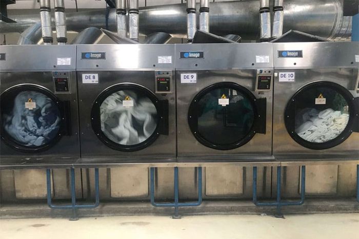 Hình ảnh không gian phục vụ chuyên nghiệp và hệ thống máy giặt công nghiệp tại An Nhơn