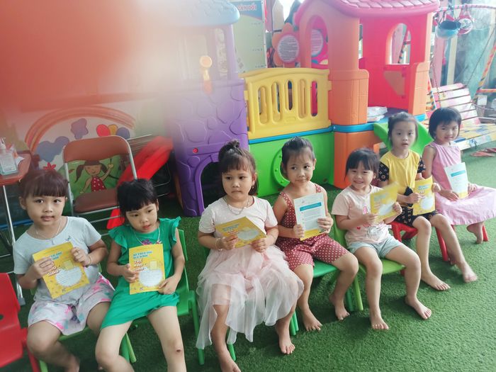 Góc vui chơi ngoài trời đầy màu sắc tại Mầm non Nhân Trí