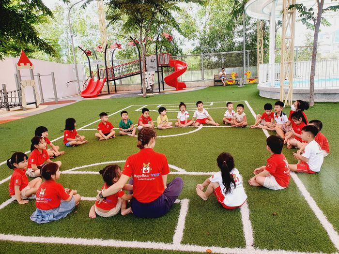 Hoạt động vui chơi ngoài trời của bé tại Maple Bear VCN