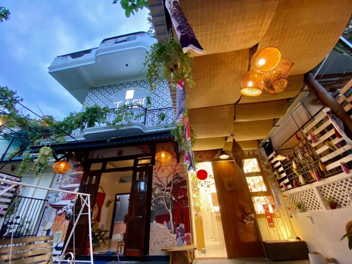 Ảnh 2: Tabi Homestay - Khu vườn nhỏ lung linh ánh đèn về đêm, không gian lý tưởng để thưởng thức tách trà sáng hay ly bia chiều mát.
