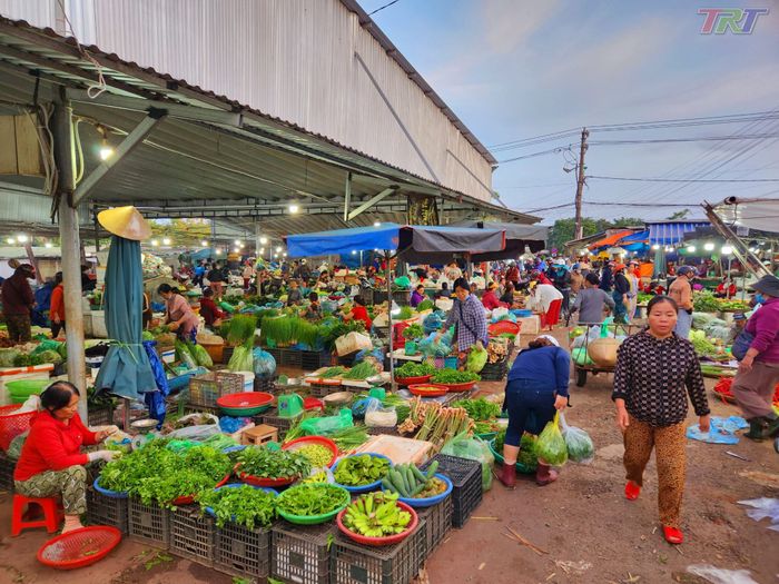 Không gian nhộn nhịp tại chợ Phú Hậu về đêm