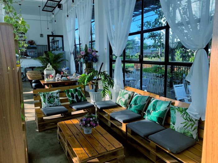 Black White House Coffee & Tea - Khung cảnh như tranh vẽ giữa đời thực