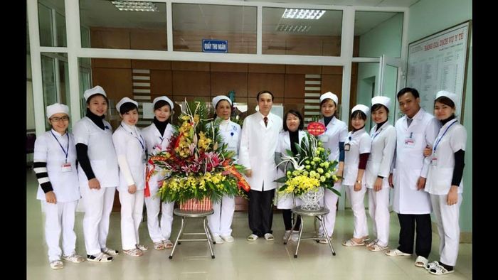 Hình ảnh đội ngũ y bác sĩ chuyên nghiệp Phòng Khám Đàn - Hường