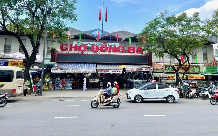 Không gian nhộn nhịp bên trong chợ Đông Ba