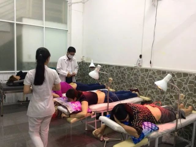 Hình ảnh đội ngũ y bác sĩ tận tâm và quy trình khám chữa bệnh chuyên nghiệp tại Phòng khám Sài Gòn - Long Khánh