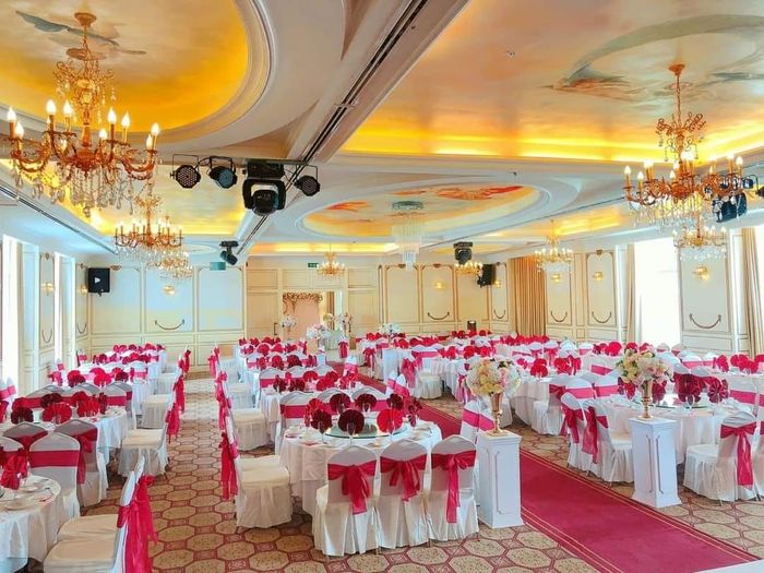 Không gian ấm cúng tại Nhà hàng Đèn Lồng Đỏ
