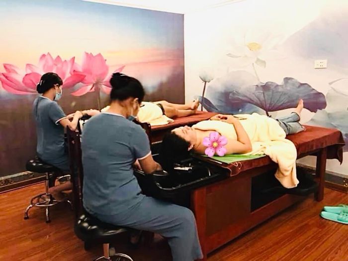 Bàn tay vàng của các chuyên viên Sen's House đang thực hiện liệu pháp gội đầu dưỡng sinh