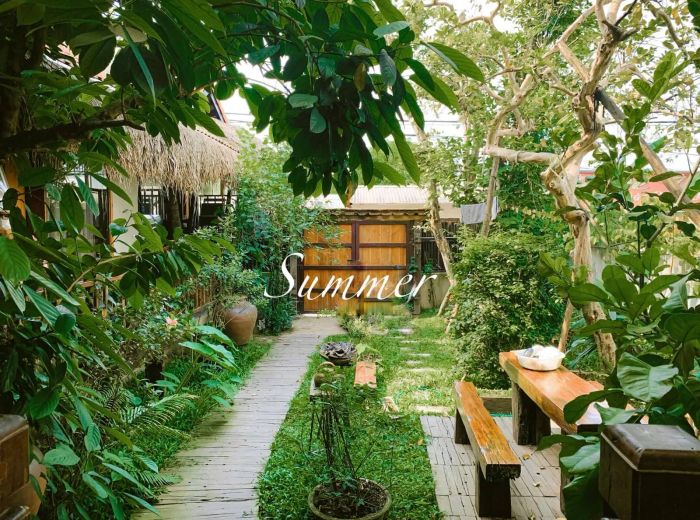 Ảnh 1: Cat Homestay - Khoảnh khắc bình yên giữa khu vườn rợp bóng cây, nơi từng góc nhỏ đều thấm đẫm hồn Huế.