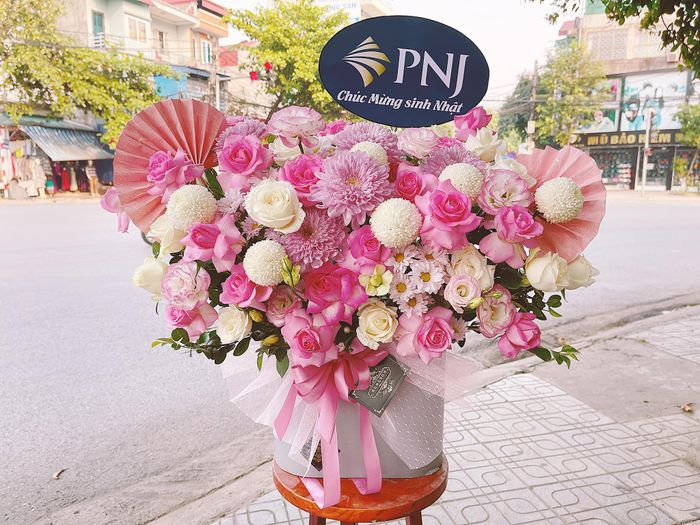 Không gian trưng bày hoa tươi nghệ thuật tại Shop Hoa Hùng Sơn