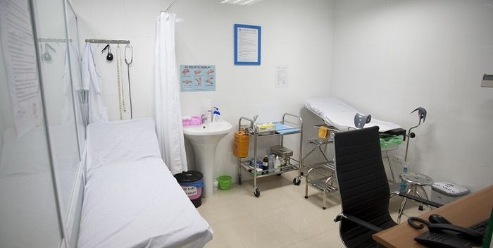 Hình ảnh phòng khám hiện đại với trang thiết bị y tế tiên tiến