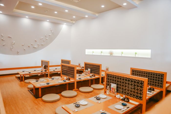 Hình ảnh không gian ấm cúng tại Tokyo Deli Sushi