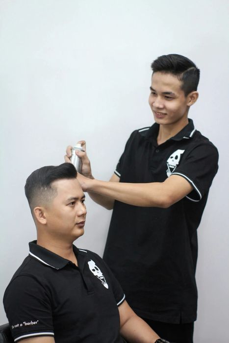 Học viên thực hành kỹ thuật cắt tóc chuyên nghiệp
