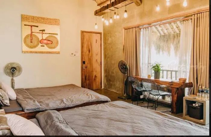 Ảnh 2: Cat Homestay - Góc thư giãn lý tưởng với bộ bàn ghế gỗ tà vẹt, nơi thời gian như ngừng trôi giữa vườn cây trái.