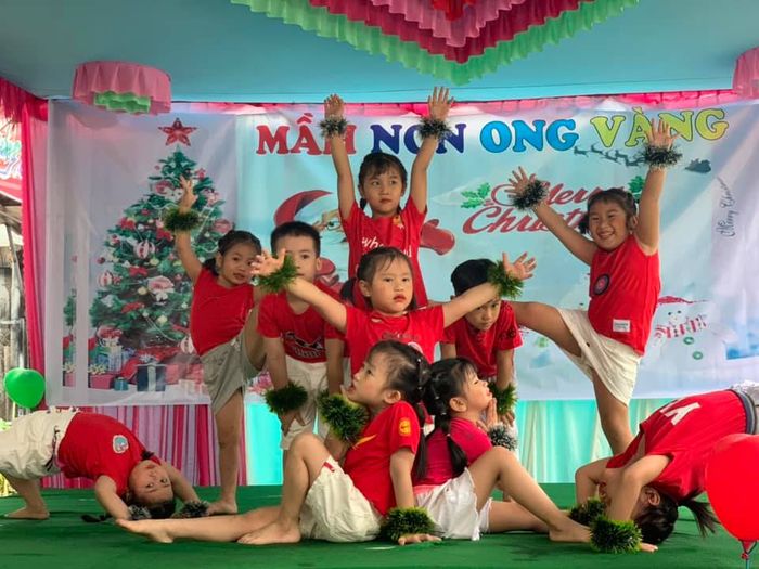 Các bé say mê khám phá với giáo cụ Montessori tại Mầm Non Ong Vàng