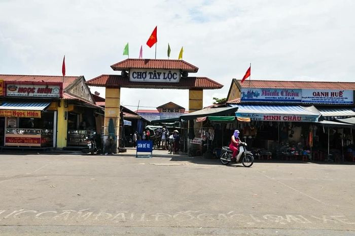 Những gian hàng lưu niệm đầy màu sắc tại chợ Tây Lộc