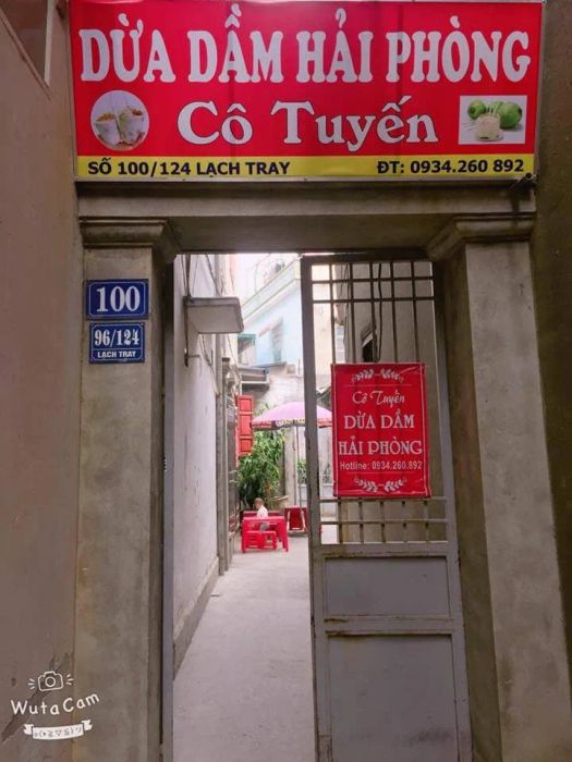 Không gian thưởng thức dừa dầm mát lạnh tại quán Cô Tuyến - Đặc sản Hải Phòng