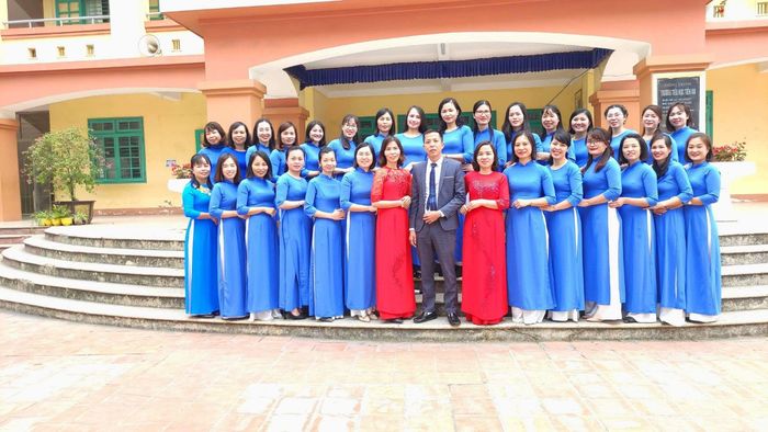 Khuôn viên Trường Tiểu học Tiền An - Không gian học tập lý tưởng với sân trường rộng rãi, nhiều cây xanh.