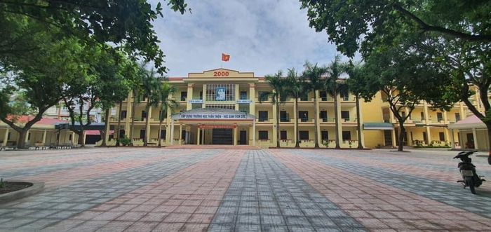 Khuôn viên xanh mát Trường THPT Từ Sơn