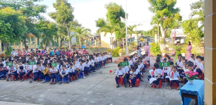 Khuôn viên xanh mát tại Trường Tiểu học Nguyễn Bỉnh Khiêm (Ảnh 1)