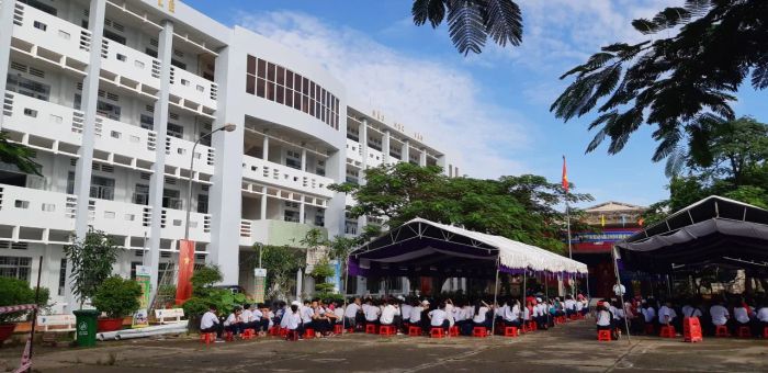 Khuôn viên xanh mát của Trường THCS Long Tân