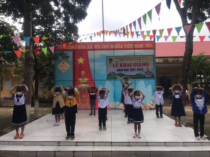 Khuôn viên xanh mát tại Trường Tiểu học Lê Văn Tám