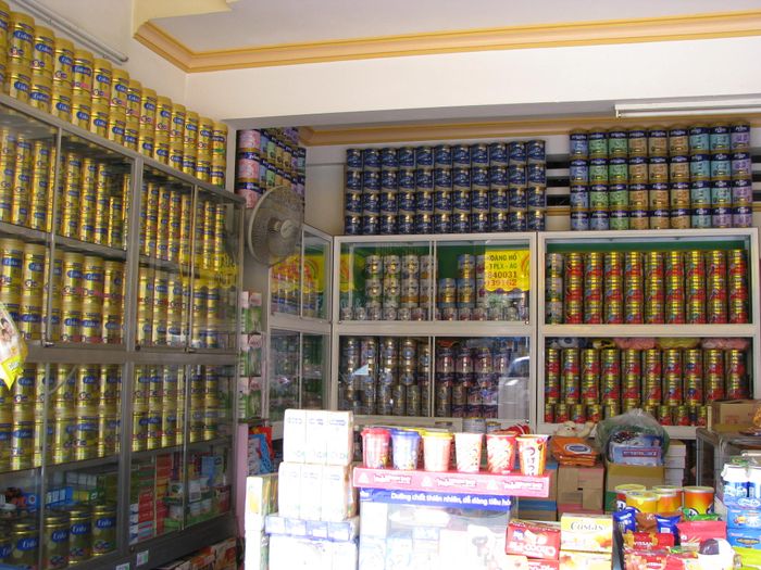 Không gian trưng bày sang trọng tại Cửa hàng sữa Nguyên Phúc