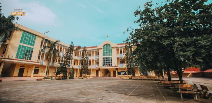 Khuôn viên trường THPT Nguyễn Du
