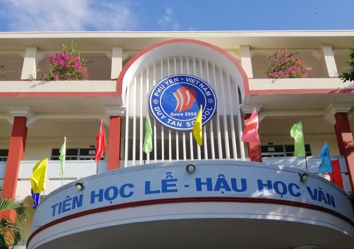Khoảnh khắc đời thường đầy cảm xúc tại Trường Phổ thông Duy Tân