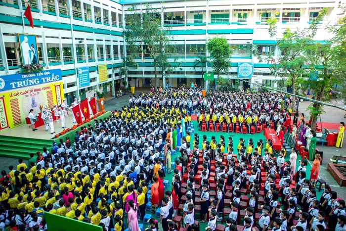 Hình ảnh đầu tiên về Trường Tiểu Học Trưng Trắc - Ngôi trường với kiến trúc hiện đại trong khuôn viên xanh mát