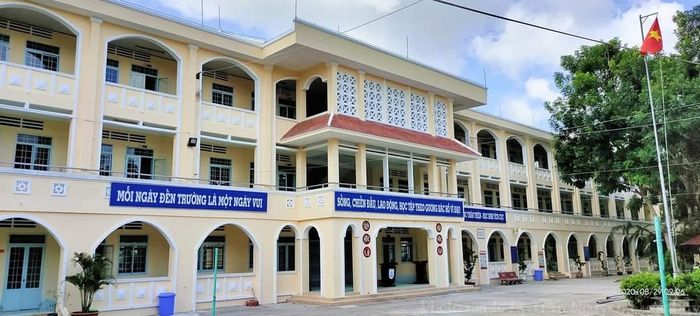 Hình ảnh khuôn viên xanh mát với cơ sở vật chất khang trang của trường