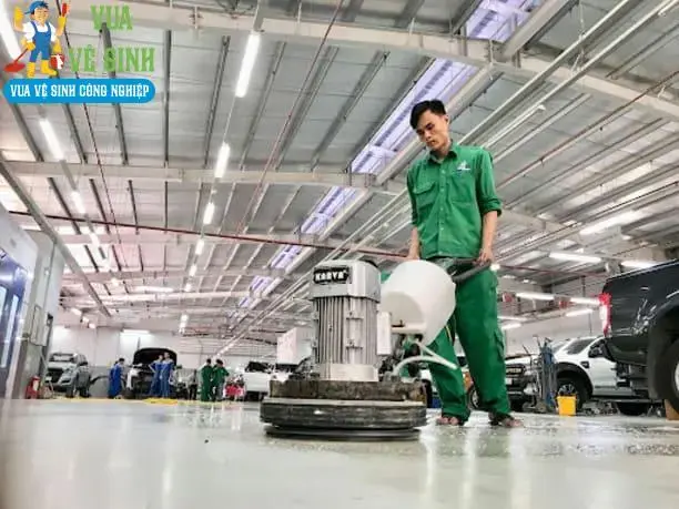 Hình ảnh đội ngũ Vua Vệ Sinh đang thực hiện dịch vụ chuyên nghiệp