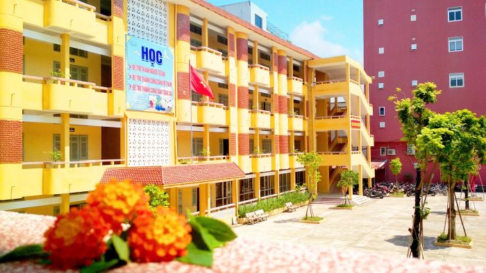 Khuôn viên hiện đại của THPT Chu Văn An