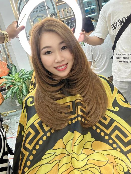 Với đội ngũ chuyên nghiệp và sự sáng tạo không ngừng, <strong>Hair & Spa Hưng Samurai</strong> luôn mang đến những kiểu tóc đẹp nhất, giúp bạn nổi bật và tự tin. Hãy để chúng tôi đồng hành cùng bạn trong hành trình thay đổi diện mạo, làm đẹp không ngừng!