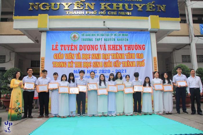 Hình ảnh khuôn viên xanh mát Trường THPT Nguyễn Khuyến